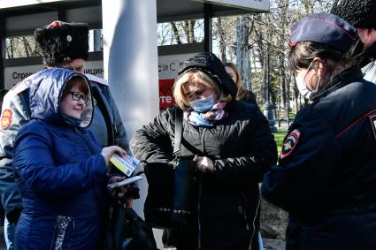 Краснодар.  Мобильные патрули казаков и сотрудников полиции  проверяют соблюдение карантина жителями города.