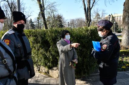 Краснодар.  Мобильные патрули казаков и сотрудников полиции  проверяют соблюдение карантина жителями города.