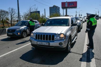 Краснодар. Сотрудники ДПС проверяют водителей во время  карантина в городе.