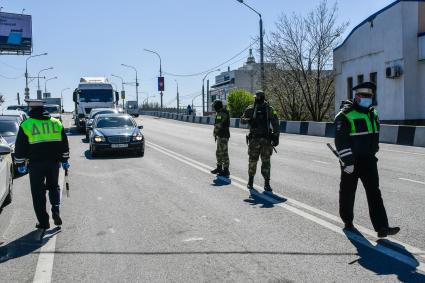 Краснодар. Сотрудники ДПС проверяют водителей во время  карантина в городе.
