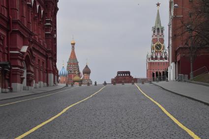 Москва. Вид на пустынную Красную площадь .