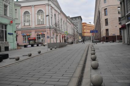 Москва.  Пустынная Пушечная улица.