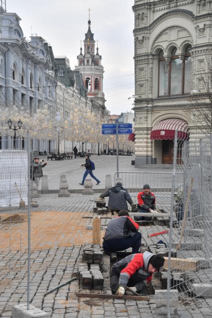 Москва. Ремонт брусчатки на Красной площади.