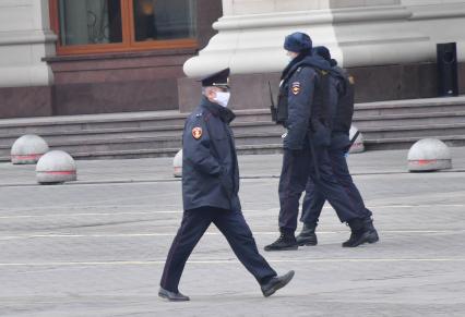 Москва. Сотрудник полиции в медицинской маске.