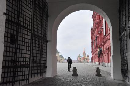 Москва. Мужчина на велосипеде на Красной площади.