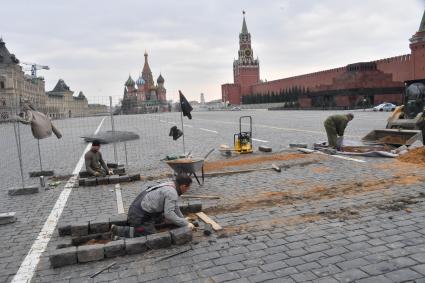 Москва. Ремонт брусчатки на Красной площади.