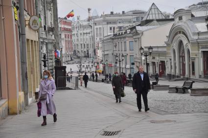 Москва. Пешеходы  в медицинских масках на  Кузнецком мосту.