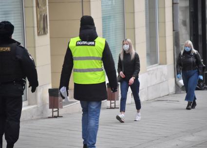 Москва. Прохожие в медицинских масках на улице города.