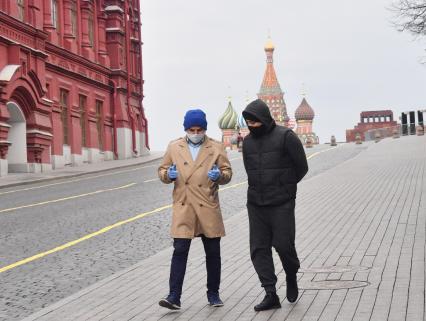 Москва. Мужчиныв медицинских масках на Красной площади.
