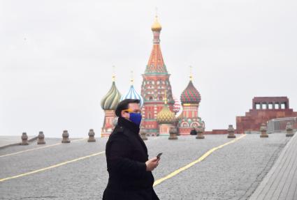 Москва. Мужчина в медицинской маске  на Красной площади.