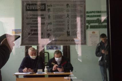 Екатеринбург. Центр занятости, куда идут горожане, после поручения президента РФ из-за вспышки коронавирусной инфекции, в апреле, мае и июне выплачивать пособие по безработице неработающим гражданам, в размере МРОТ