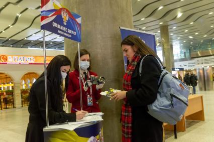 Санкт-Петербург. Сотрудники Роспотребнадзора проверяют тепловизором температуру у прибывающих пассажиров в аэропорту Пулково.