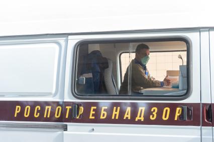 Санкт-Петербург. Сотрудники Роспотребнадзора в аэропорту Пулково.