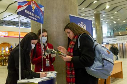 Санкт-Петербург. Сотрудники Роспотребнадзора проверяют тепловизором температуру у прибывающих пассажиров в аэропорту Пулково.