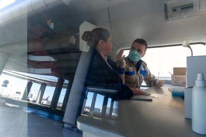 Санкт-Петербург. Сотрудники Роспотребнадзора берут пробы на тест коронавируса у прибывающих пассажиров в аэропорту Пулково.