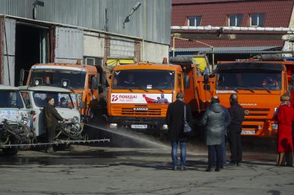 Екатеринбург. Коммунальная уборочная техника во время приемки ее готовности к работе по уборке улиц города