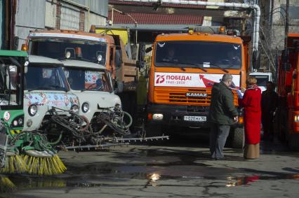 Екатеринбург. Коммунальная уборочная техника во время приемки ее готовности к работе по уборке улиц города