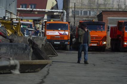 Екатеринбург. Коммунальная уборочная техника во время приемки ее готовности к работе по уборке улиц города