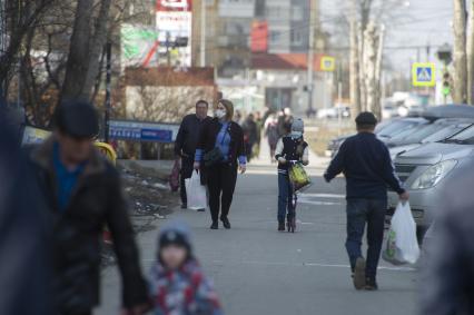 Екатеринбург. Горожане гуляют во время режима самоизоляции, введеного из-за распространения коронавирусной инфекции COVID-19