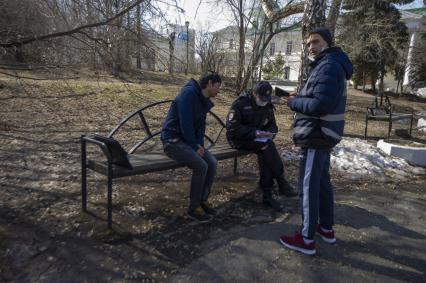 Екатеринбург. Полицейский патруль оставляет акт о нарушении режима самоизоляции, введеного из-за распространения коронавирусной инфекции COVID-19