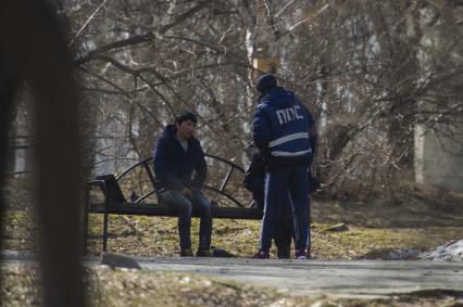 Екатеринбург. Полицейский патруль оставляет акт о нарушении режима самоизоляции, введеного из-за распространения коронавирусной инфекции COVID-19