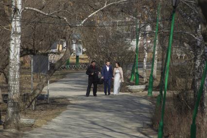 Екатеринбург. Молодожены с свадебным фотографом в парке во время режима самоизоляции, введеного из-за распространения коронавирусной инфекции COVID-19