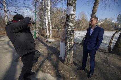 Екатеринбург. Молодожены с свадебным фотографом в парке во время режима самоизоляции, введеного из-за распространения коронавирусной инфекции COVID-19