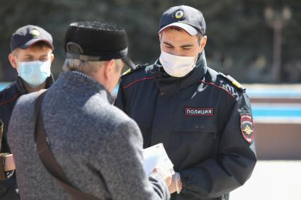 Красноярск. Сотрудники полиции беседуют с гражданами   в период режима самоизоляции из-за пандемии коронавируса.