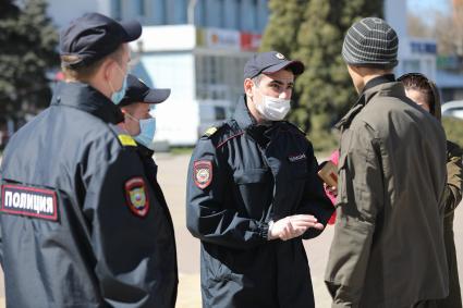 Красноярск. Сотрудники полиции беседуют с гражданами  в период режима самоизоляции из-за пандемии коронавируса.