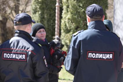 Красноярск. Сотрудники полиции беседуют с гражданами   в период режима самоизоляции из-за пандемии коронавируса.