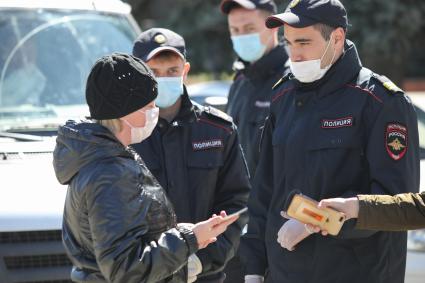 Красноярск. Сотрудники полиции беседуют с гражданами   в период режима самоизоляции из-за пандемии коронавируса.