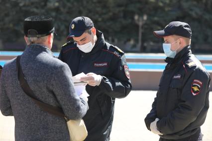 Красноярск. Сотрудники полиции беседуют с гражданами   в период режима самоизоляции из-за пандемии коронавируса.