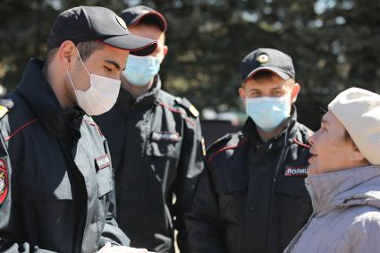 Красноярск. Сотрудники полиции беседуют с гражданами в период режима самоизоляции из-за пандемии коронавируса.