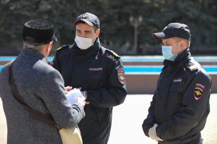 Красноярск. Сотрудники полиции беседуют с гражданами   в период режима самоизоляции из-за пандемии коронавируса.