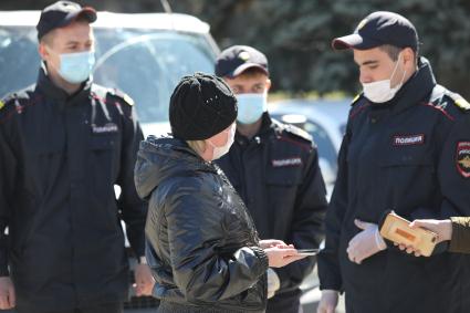 Красноярск. Сотрудники полиции беседуют с гражданами   в период режима самоизоляции из-за пандемии коронавируса.