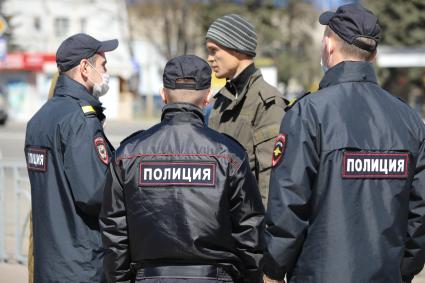 Красноярск. Сотрудники полиции беседуют с гражданами в период режима самоизоляции из-за пандемии коронавируса.