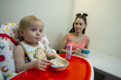 Екатеринбург. Мама с ребенком дома, во время режима самоизоляции, введенного из-за распространения короновирусной инфекции COVID-19