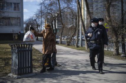 Екатеринбург. Сотрудники полиции проводят разъяснительную беседу с горожанами, о необходимости соблюдения режима самоизоляции, введеного из-за распространения коронавирусной инфекции COVID-19. С 11 апреля 2020 г на территории Свердловской области введены штрафы для нарушителей режима самоизоляции