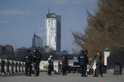 Екатеринбург. Сотрудники полиции проводят разъяснительную беседу с горожанами, о необходимости соблюдения режима самоизоляции, введеного из-за распространения коронавирусной инфекции COVID-19. С 11 апреля 2020 г на территории Свердловской области введены штрафы для нарушителей режимв самоизоляции