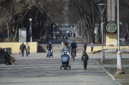 Екатеринбург. Горожане гуляют во время режима самоизоляции, введеного из-за распространения коронавирусной инфекции COVID-19