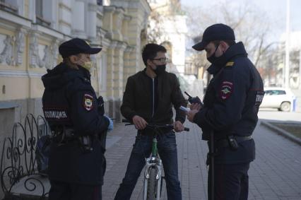 Екатеринбург. Сотрудники полиции проводят разъяснительную беседу с горожанами, о необходимости соблюдения режима самоизоляции, введеного из-за распространения коронавирусной инфекции COVID-19. С 11 апреля 2020 г на территории Свердловской области введены штрафы для нарушителей режимв самоизоляции