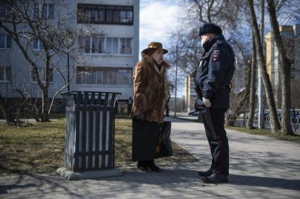 Екатеринбург. Сотрудники полиции проводят разъяснительную беседу с горожанами, о необходимости соблюдения режима самоизоляции, введеного из-за распространения коронавирусной инфекции COVID-19. С 11 апреля 2020 г на территории Свердловской области введены штрафы для нарушителей режима самоизоляции