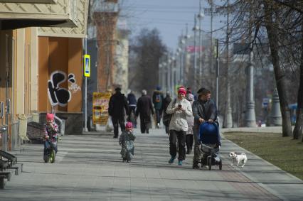 Екатеринбург. Горожане гуляют во время режима самоизоляции, введеного из-за распространения коронавирусной инфекции COVID-19