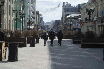 Екатеринбург. Сотрудники полиции патрулируют улицы города, для убеждения горожан в необходимости соблюдения режима самоизоляции, введеного из-за распространения коронавирусной инфекции COVID-19. С 11 апреля 2020 г на территории Свердловской области введены штрафы для нарушителей режимв самоизоляции