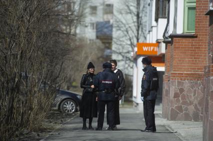 Екатеринбург. Сотрудники полиции проводят разъяснительную беседу с горожанами, о необходимости соблюдения режима самоизоляции, введеного из-за распространения коронавирусной инфекции COVID-19. С 11 апреля 2020 г на территории Свердловской области введены штрафы для нарушителей режимв самоизоляции