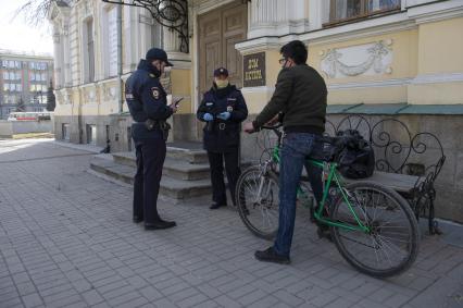 Екатеринбург. Сотрудники полиции проводят разъяснительную беседу с горожанами, о необходимости соблюдения режима самоизоляции, введеного из-за распространения коронавирусной инфекции COVID-19. С 11 апреля 2020 г на территории Свердловской области введены штрафы для нарушителей режимв самоизоляции