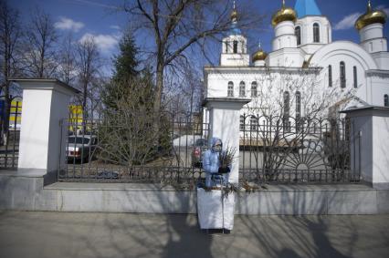 Екатеринбург. Женщина продает веточки вербы у церкви во время режима самоизоляции, введеного из-за распространения коронавирусной инфекции COVID-19