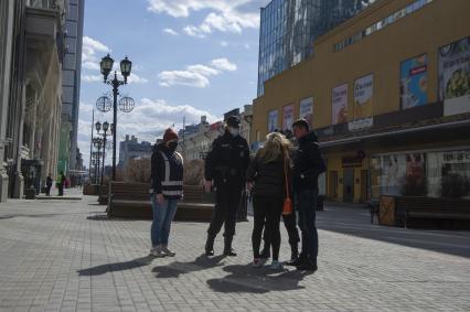 Екатеринбург. Сотрудники полиции патрулируют улицы города, для убеждения горожан в необходимости соблюдения режима самоизоляции, введеного из-за распространения коронавирусной инфекции COVID-19. С 11 апреля 2020 г на территории Свердловской области введены штрафы для нарушителей режимв самоизоляции