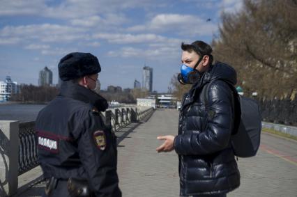 Екатеринбург. Сотрудники полиции проводят разъяснительную беседу с горожанами, о необходимости соблюдения режима самоизоляции, введеного из-за распространения коронавирусной инфекции COVID-19. С 11 апреля 2020 г на территории Свердловской области введены штрафы для нарушителей режимв самоизоляции