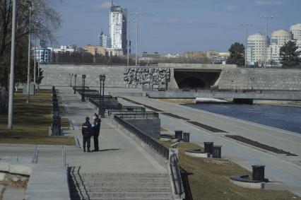 Екатеринбург. Сотрудники полиции патрулируют улицы города, для убеждения горожан в необходимости соблюдения режима самоизоляции, введеного из-за распространения коронавирусной инфекции COVID-19. С 11 апреля 2020 г на территории Свердловской области введены штрафы для нарушителей режимв самоизоляции